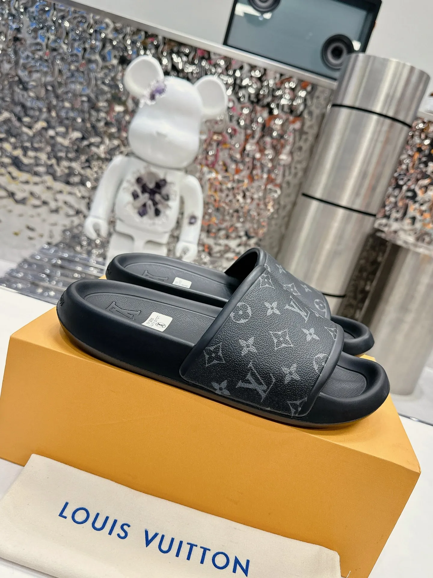[L Home] P: 300💰 ▪️Shoe size: Women's 35-40 Men's 38-46▪️Packaging: Counter top quality~original packaging 𝟐𝟎𝟐3 New embossed slippers at Louis Vuitton counters, lv monogram embossed slippers, Waterfront sandals are back, the upper buckle is embossed with lv's iconic Monogram pattern. Made of waterproof rubber with a comfortable and resilient insole. The lightweight, flexible outsole is embossed with the Louis Vuitton logo. ▪️Fabric: Original molded rubber foam surface ▪️Technology: embossed logo ▪️Sole: Original molded rubber foam outsole ▪️Sole thickness: 3CM.